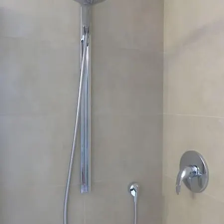 Rosebury 1 Bedroom - Terrasse- Free Street Parking بيت للعطل